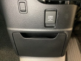 アクセサリーソケットはUSBのアダプターなどをつければ、スマホの充電にも使えます。周辺には物が置けるボックスがついています。
