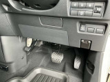 駐車ブレーキは足踏み式です