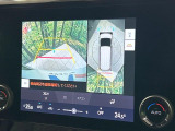 【パノラミックビューモニター】専用のカメラにより、上から見下ろしたような視点で360度クルマの周囲を確認することができます☆死角部分も確認しやすく、狭い場所での切り返しや駐車もスムーズに行えます。
