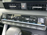 左右独立温度コントロールフルオートエアコンです。運転席、助手席それぞれで独立して温度設定ができます。冷え性の方が乗っても安心ですね♪