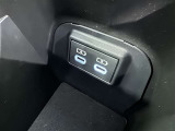 充電用USB端子付き。スマートフォンなどの充電に便利です。