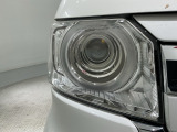 LEDヘッドライトは、点灯の瞬間から最大光量を発揮し、突然暗くなるトンネルなどでの安定感を高めます。