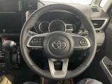 快適な操作性の運転席、ハンドルも綺麗に清掃済みです!もちろん安全を守るエアバッグも装備しているので安心してお乗りいただけます(^^)