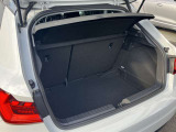 開口部が低く設定されているので、荷物の積み下ろしがスムーズに行えます。更に分割可倒式リアシートの採用でシートのバックレストを倒すと、大きく長い荷物も積み込めます。