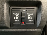 【両側パワースライドドア】両側がパワースライドドアになっており、運転席のスイッチやスマートキーでも開閉が可能です!開口部も広いので乗り降りも楽々♪