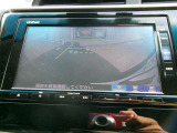 安心して車庫入れができる、リバース連動リアカメラが装着されております。狭い駐車場はもちろん、雨の日や夜間でもストレスなく運転して頂けます。