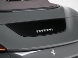 速度に応じて3段階で作動し、強力なダウンフォースを発生させるアクティブスポイラーが標準装備されています。