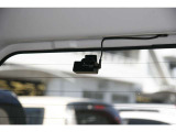 後を記録するドライブレコーダーの。あおり運転や追突事故もしっかり記録します。