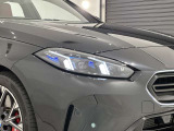 アダプティブLEDヘッドライトはステアリングを切った方向を照らします。