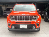 丸型ヘッドライトと7スロットグリルが目を引く、Jeepらしい力強いフロントフェイス。