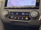 【オートエアコン】一度お好みの温度に設定すれば、車内の温度を検知し風量や温度を自動で調整。暑い&hellip;寒い&hellip;と何度もスイッチ操作をする必要はありません。快適な車内空間には必須の機能ですね♪