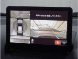 【360&deg;ビュー・モニター】専用カメラにより上から見下ろしたような視点で360度クルマの周囲を確認することができます。駐車が苦手な方でも縦列駐車や幅寄せ時に活躍してくれます。