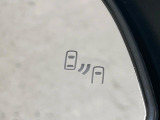 【ブラインドスポットモニター】走行中、ドアミラーの死角になりやすい箇所に後続車が接近するとサイドミラーのレンズに警告を表示!ドライバーに注意喚起をしてくれます。