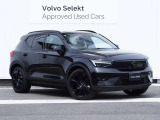 全身を黒で固めた、特別仕様のEV。ボディカラー、フロントのアイアンマーク&ダイアゴナルバー、20インチ・アルミホイール、そしてレザーフリーのサステナブルなインテリアに至るまで、ブラックでコーディネート