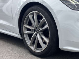 20インチ純正アルミホイール装備 全車両に標準装備の純正アルミホイールは、純正ならではのバランスの良いデザインと、走行安定性をお楽しみ頂けます。