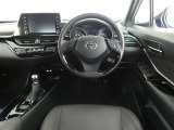 スタイリッシュなデザインのインパネ。各操作スイッチは使いやすい位置に配置されてます。