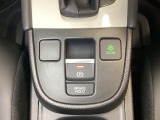 セレクトレバーの下に電子制御パーキングブレーキがあります。スイッチひとつで、停車した地点の傾斜などをシステムが検知・判断してブレーキ力を自動的に最適制御し、しっかり停車できるパーキングシステムです。