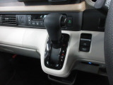 インパネシフトだから視線の移動も少なく足元もスッキリ。運転席もゆったりしているのでゆとりを持ってドライブできますね。
