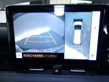 【全周囲モニター】車を上空から見下ろしたような映像をカーナビ画面に映し出し、車庫入れや縦列駐車をサポートしてくれます。