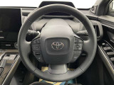 快適な操作性の運転席、ハンドルも綺麗に清掃済みです!もちろん安全を守るエアバッグも装備しているので安心してお乗りいただけます(^^)