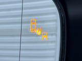 【ブラインドスポットモニター】走行中、ドアミラーの死角になりやすい箇所に後続車が接近するとサイドミラーのレンズに警告を表示!ドライバーに注意喚起をしてくれます。