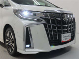高輝度で点灯速度が速く、しかも消費電力の少ないLEDヘッドライトが装備されています!LEDの明るい光が走行中の視界の確保をサポートして、夜のドライブがより楽しく安全に運転できます♪