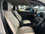 運転席の画像です。足元やシートまわりに余裕があり、リラックスした姿勢で運転が可能です。視界も良好で操作系へのアクセスもしやすく、快適で安心感のあるドライブをサポートします。