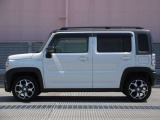 純正アルミで全体的にデザインがまとまっています。車も人も、オシャレはまずは足元からですね。