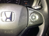 【クルーズコントロール】設定した速度を自動で維持し、ドライバーの運転負荷を軽減する支援機能です。長距離走行時の疲労を抑えるだけでなく、速度の安定による燃費向上も期待できます。
