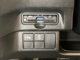 ハンドルの左下にETCとHondaセンシング用の、VSA(ABS+TCS+横滑り抑制)解除スイッチなどがついています。高速道路の料金所の通過も楽々です。 カードの取り出しもしやすい場所についています。