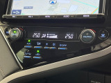 【左右独立型フルオートエアコン】運転席と助手席でそれぞれお好みの温度に設定可能。同乗者にも配慮した、快適な空調をお届け致します。