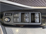 パワーウィンドウのスイッチですよ。 運転席に居ながら窓を開け閉めのコントロールできますよ。 ロック機能で、子供がイタズラして窓を開けるという事も無くなりますよ。