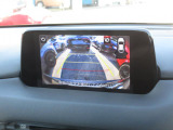 バックカメラの映像はナビへと映し出されます。大きな画面で確認ができて安心!左ドアミラーにはサイドカメラを標準装備しています。運転席からでは確認が難しい左フロントタイヤ近辺をモニターへと映し出します。