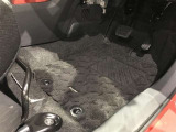 内装工程では、中古車を気持ちよくお乗りいただけるよう清掃しております。