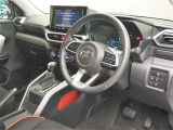 運転席の様子です。見通しの良いすっきりとした内装で、運転しやすい空間となっております。