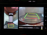 パノラミックビューモニター付きです。車両を上から見たような映像をモニター画面に表示。運転席からの目視では見にくい、車両周辺の状況をリアルタイムでしっかり確認できます。