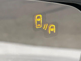 【ブラインドスポットモニタリング】走行中、ドアミラーの死角になりやすい箇所に後続車が接近するとサイドミラー付近に警告を表示、ドライバーに注意喚起をしてくれます。