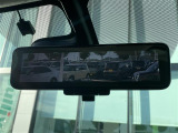 【デジタルルームミラー】車両後方カメラの映像をルームミラーに映すことが出来ます。 そのため、後席に人や荷物があって後方が見えづらい場合でもしっかり視界を確保することが出来ます。