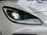【LEDヘッドライト】悪天候や夜間走行時も良好な視界を確保し安心して運転できる高輝度LEDヘッドライトを装備!点灯速度が早く、消費電力も抑えられています。
