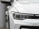 【IQ.LIGHT】 対向車や先行車のドライバーを眩惑することなく、前方の路面と路肩を広範囲に明るく照らすことができるマトリックスLEDヘッドライトを装備。快適なドライブをアシストします。