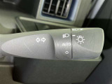 トンネルなど、周囲の明るさの変化でランプ類を自動オン・オフするコンライトです(消し忘れ防止機能付)