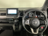 【ハンドル】運転にかかわる様々な操作を安全に行えるように視点移動が少なく操作性に配慮されたスイッチ類が凝縮されたコックピットです。