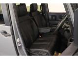 【運転席】ブラック基調のインテリアにハーフレザーシート(合皮/ファブリック※メーカー基準)。シートリフターで座面の高さを調整可能です。シートヒーター・フロアマット付です。
