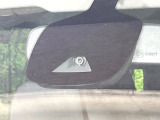 【エマージェンシーブレーキ】走行中に前方の車両等を認識し、衝突しそうな時は警報とブレーキで衝突回避と被害軽減をアシスト。より安全にドライブをお楽しみいただけます。