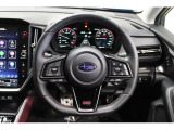ステアリングもSTI Sport専用。レッドステッチや高触感革を使用した本革巻きステアリング。