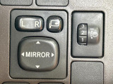 【電動格納ミラー】サイドミラーは電動格納式となっており、狭い駐車場でもキズがつくリスクを抑えられます。