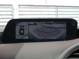 車体がシースルー(透過)して周囲の見通しを高めた設計の『360&deg;シースルービューモニター』を搭載。大きな車体でも、上空から見下ろす正確な視点で、狭い道や駐車をサポートします。