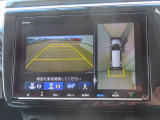 【マルチビューカメラシステム】フロントビューだけでなく、グラウンドビューも表示!自車を上空から見下ろしたような映像が表示されるので、駐車時などにドライバーの死角を減らすことができます。