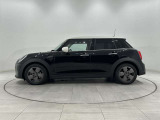 ロングホイールベースならではの伸びやかなシルエット。5ドアならではの使いやすさも魅力です。