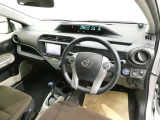 カラーヘッドアップディスプレイ付き。少ない視線移動で情報を確認できるので、運転の疲労軽減に繋がりますよ♪